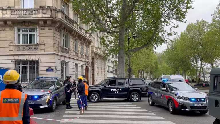 Un hombre presuntamente con explosivos se atrincheró en la embajada de Irán en París, luego de los supuesto ataques de Israel