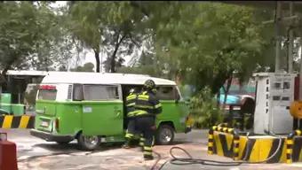Se Incendia Combi mientras Cargaba Gas en Iztacalco