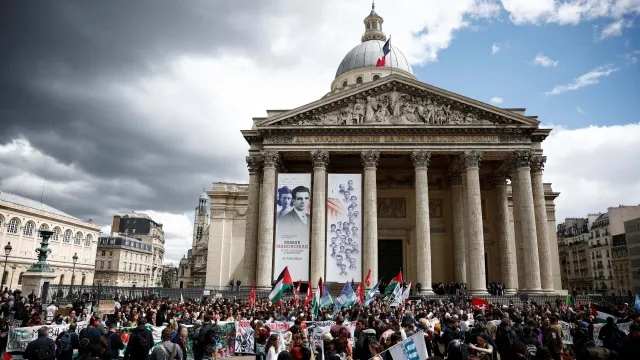 Estudiantes protestan frente al Panteón de las Personas Ilustres en apoyo de Gaza, París, Francia. Foto: Reuters