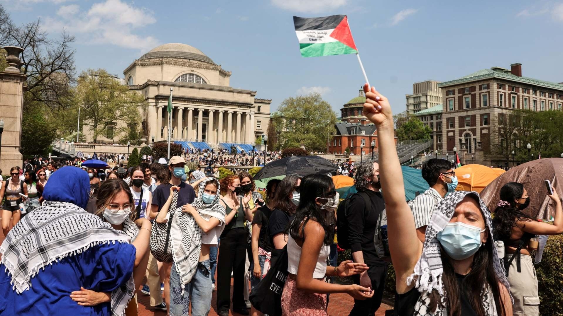 Estudiantes se manifiestan en el campus de la Universidad de Columbia en apoyo a Palestina
