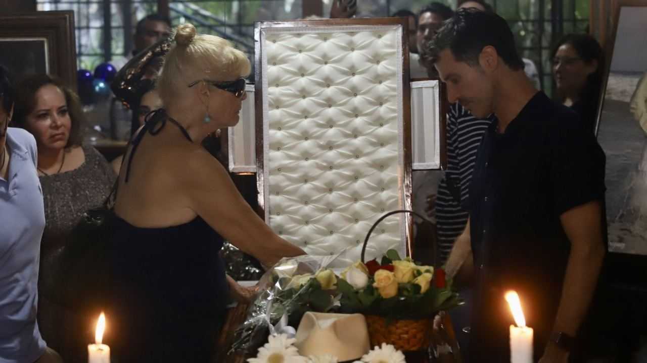 Sandra Vale exesposa de Andrés García y su hijo Leonardo García acuden al funeral del actor, en casa de su viuda Margarita Portillo en Acapulco, Guerrero