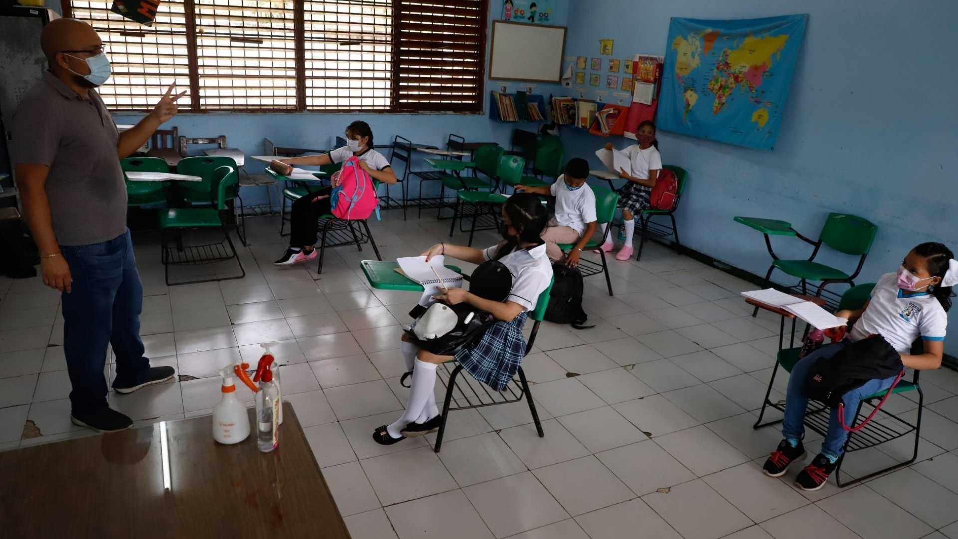 Cuánto gana un maestro de primaria y secundaria en México, crecimiento de salario