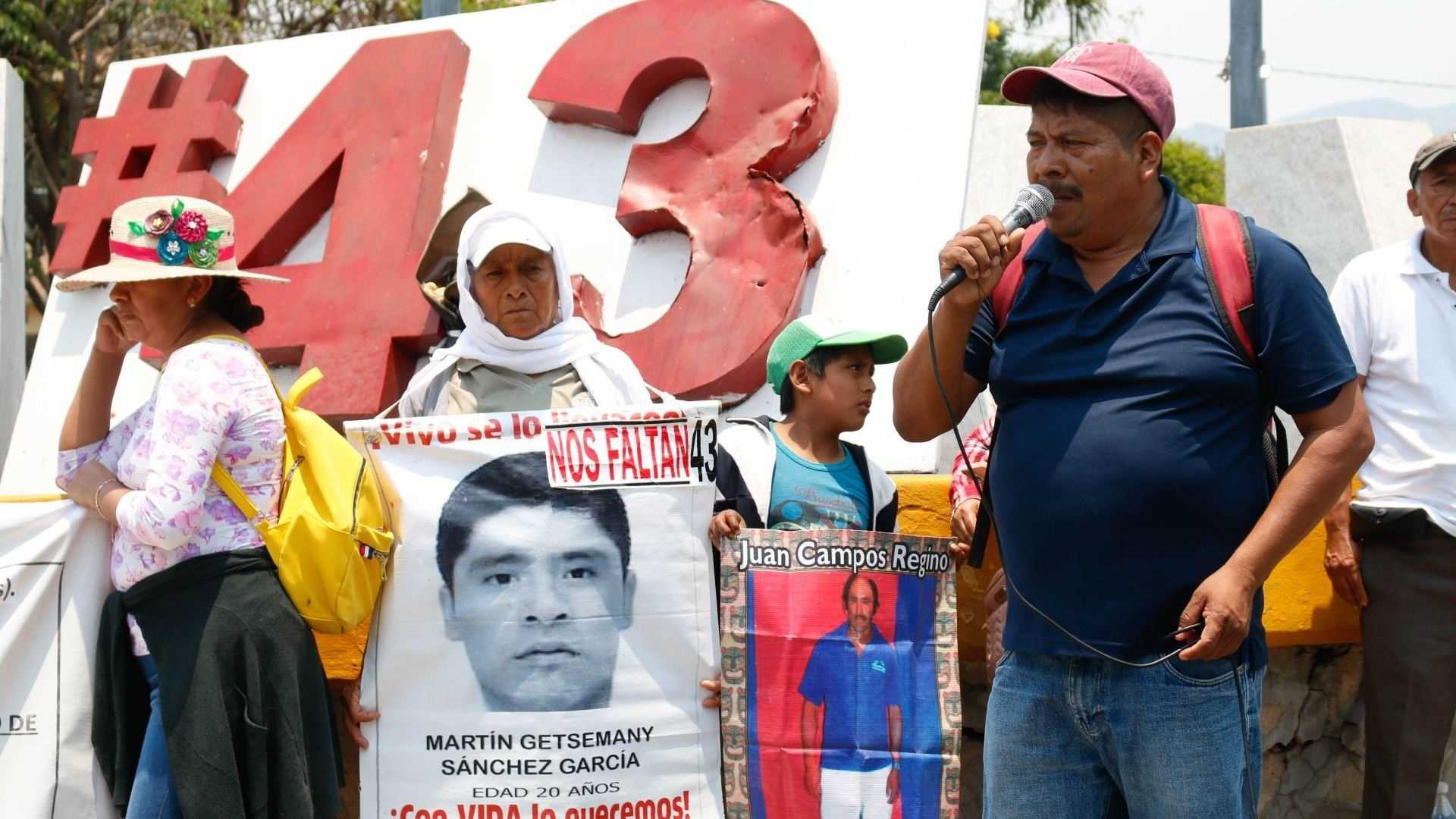 Protesta por normalistas de Ayotzinapa desaparecidos