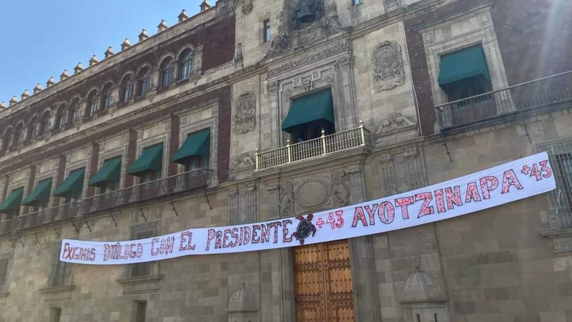 Los normalistas lanzaron petardos contra la fachada de Palacio Nacional