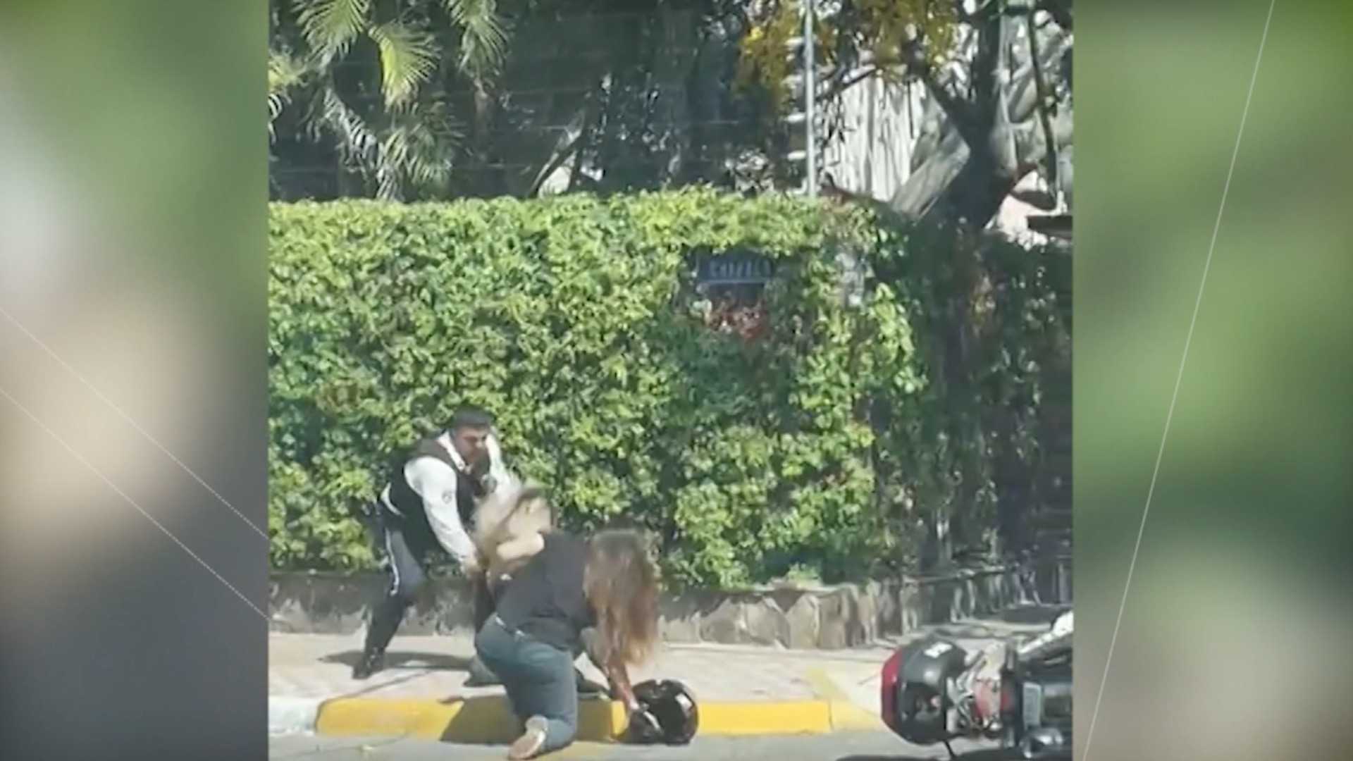 Captan a Policía Vial Golpeando a Dos Mujeres en Guadalajara