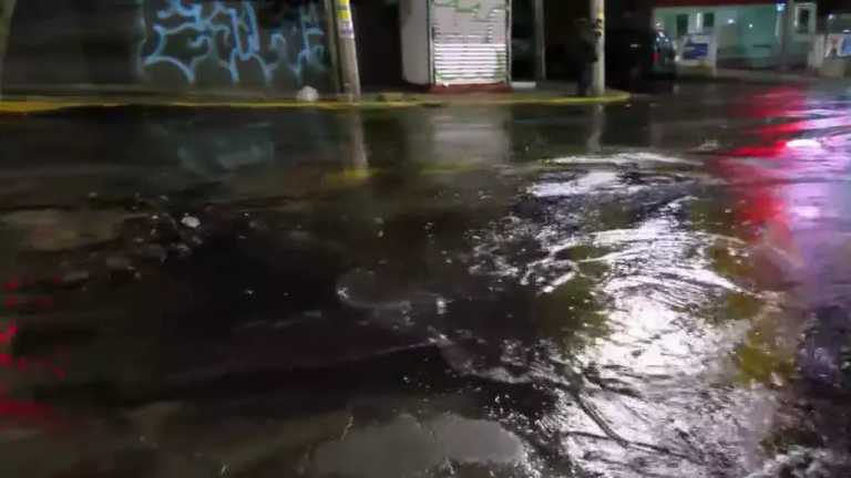 Una mega fuga de agua provoca en Calzada de los Leones, alcaldía Álvaro Obregón, provoca el desperdicio de miles de litros del vital líquido, que escasea en varias demarcaciones