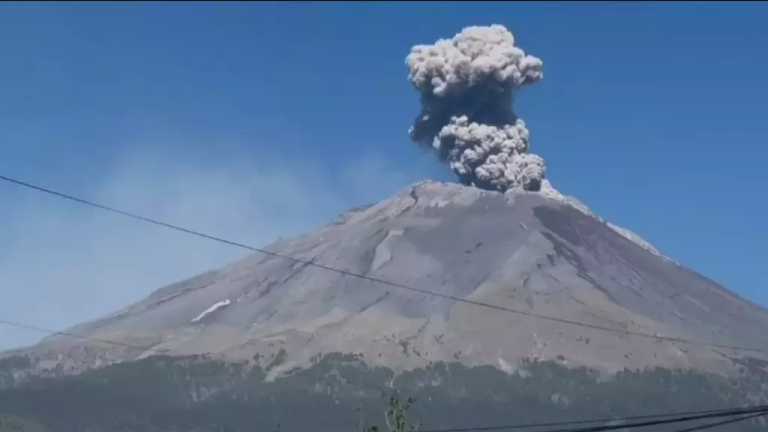 Autoridades de salud de Puebla reconocieron que hay un aumento de enfermedades por la ceniza que ha arrojado en los últimos días el volcán Popocatépetl