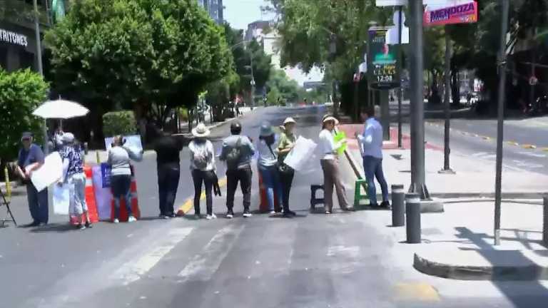 Vecinos de la alcaldía Benito Juárez, en la Ciudad de México, volvieron a bloquear el carril del Metrobús en protesta por la contaminación del agua que ha provocado varias afectaciones
