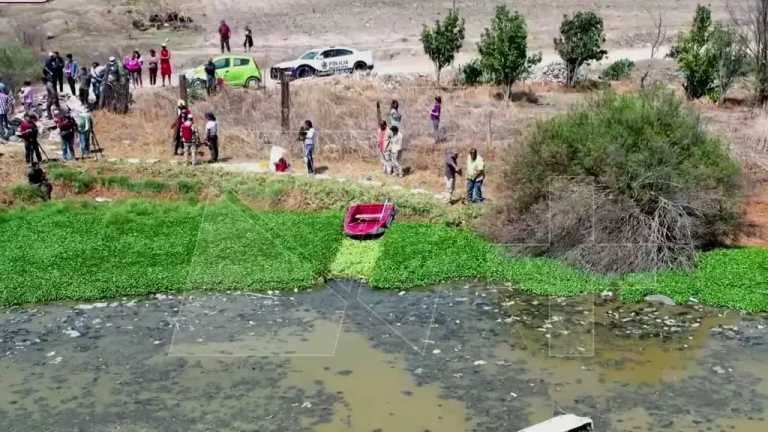 Autoridades del Estado de México preparan la captura de un cocodrilo en la Laguna la
Piedad, en Cuautitlán, Izcalli; colocan red y carnada de pollo para atraerlo