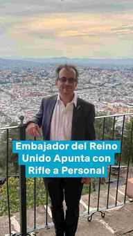FOTO: Embajador del Reino Unido Apunta con Rifle a Personal