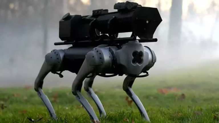 Una empresa creó un perro robótico que escupe fuego, se trata del "Thermonator" el cual es capaz de llevar un lanzallamas y un tanque de combustible