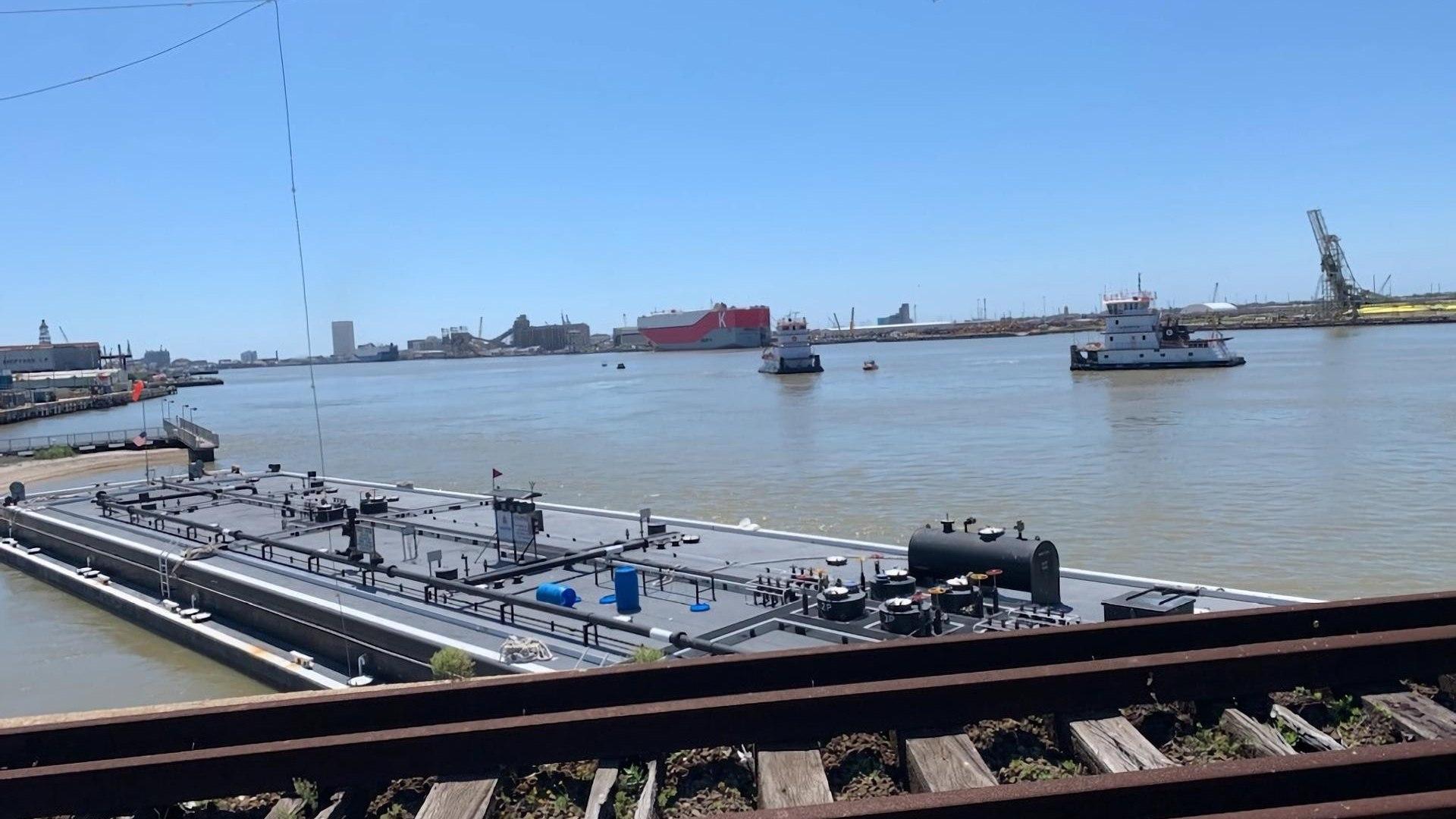 Choca Embarcación con Puente de Pelican Island en Galveston, Texas, y Destruye Vía Ferroviaria 