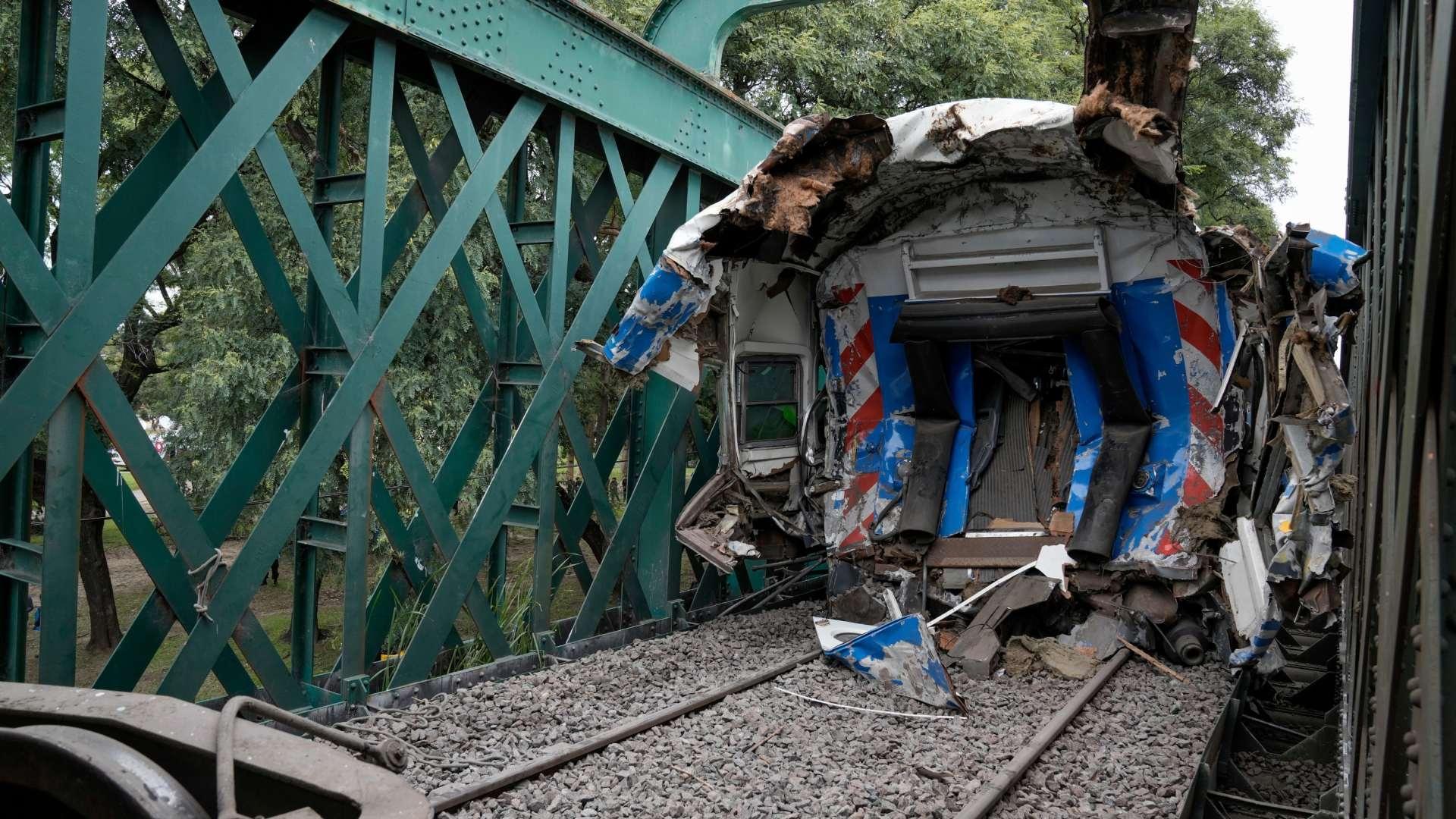 Trenes Chocan de Frente y Dejan 60 Lesionados: Descarrilamiento Causa Accidente