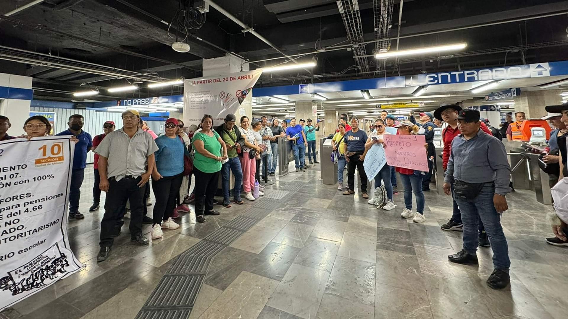 Foto: CNTE en Metro Zócalo