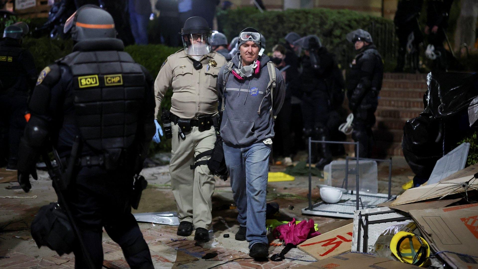 Fotos: Policías Detienen a Manifestantes en UCLA Tras Irrumpir en Campamento Propalestino