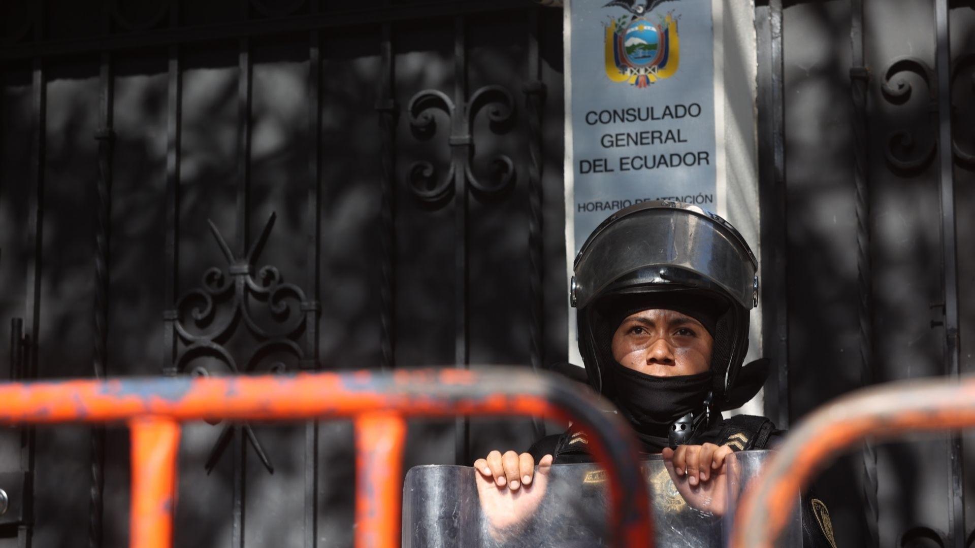 Ecuador Anuncia el Cierre de la Atención en sus Consulados en México