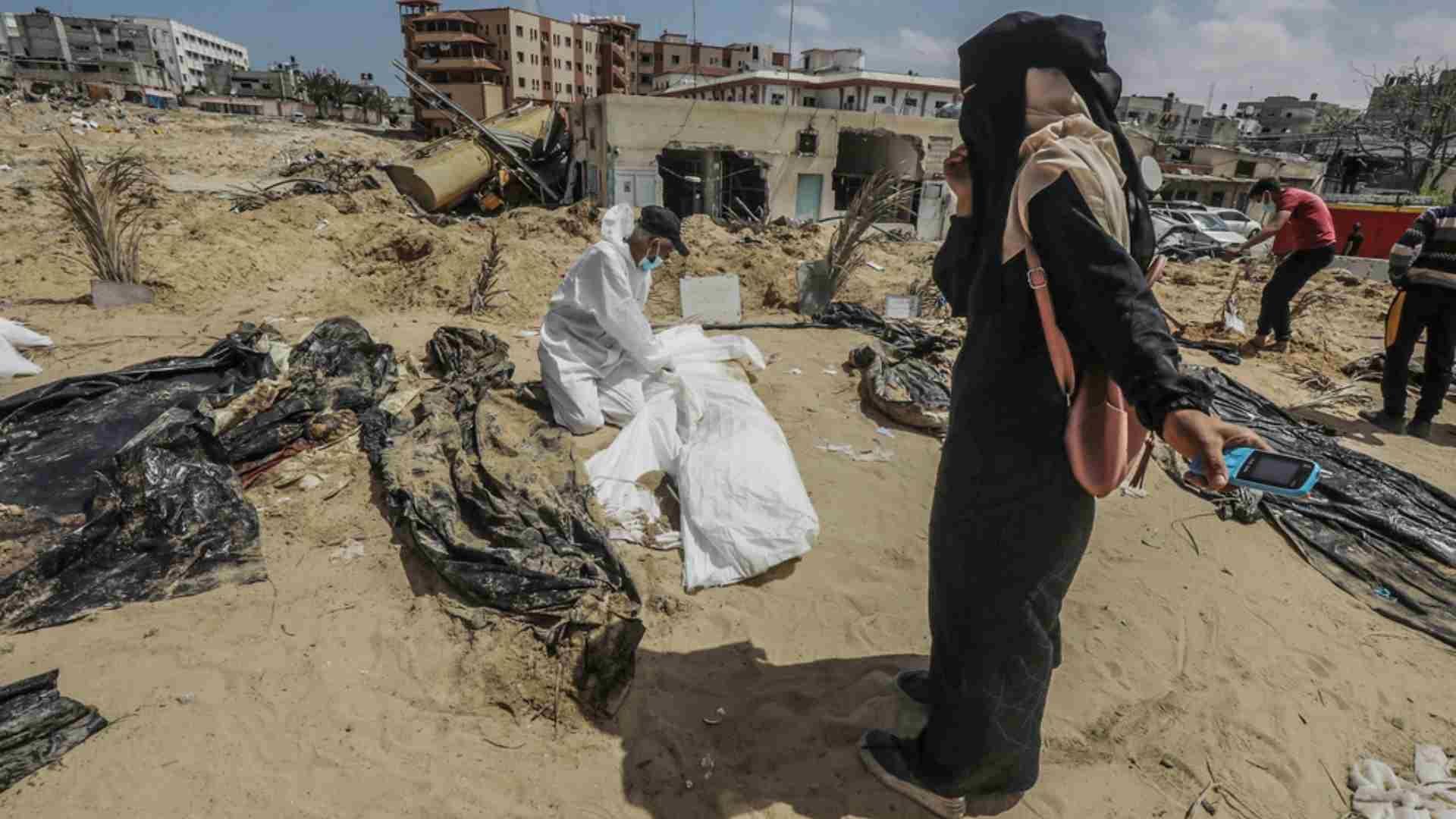 Descubren 3 Fosas con 80 Cadáveres en Hospital Shifa en Gaza