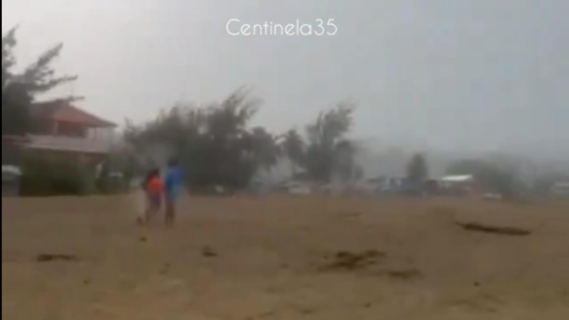 Video | Momento Exacto en que Rayo Cae sobre Tres Niños en una Playa y se Desploman