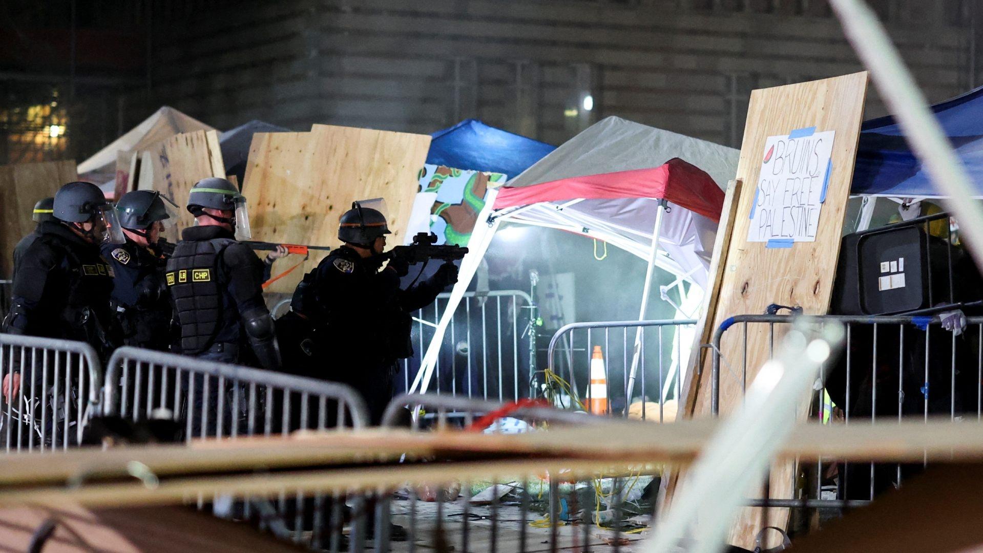 Policías Detienen a Decenas de Manifestantes en UCLA Tras Irrumpir en Campamento Propalestino