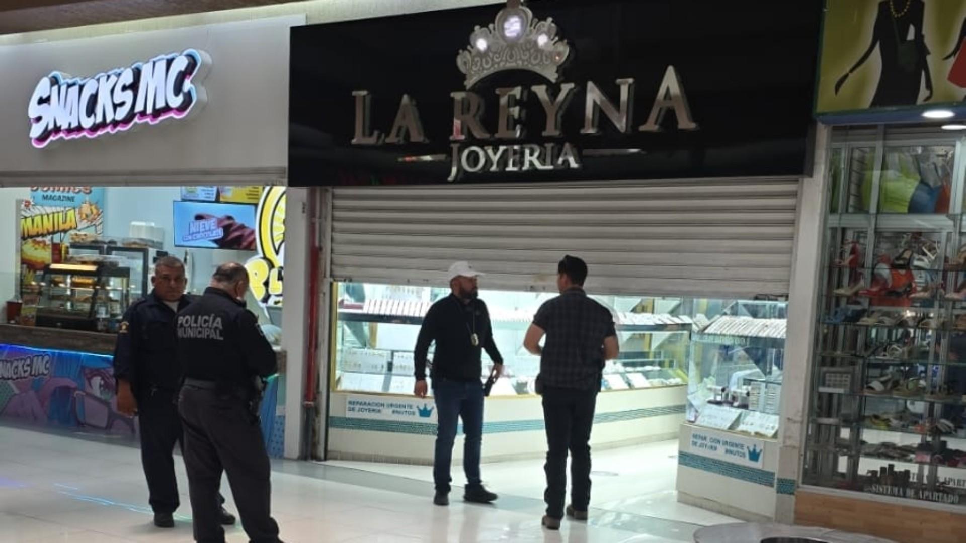 Hombres Armados Amagan a Embarazada y Asaltan Joyería en Plaza Comercial en Mexicali