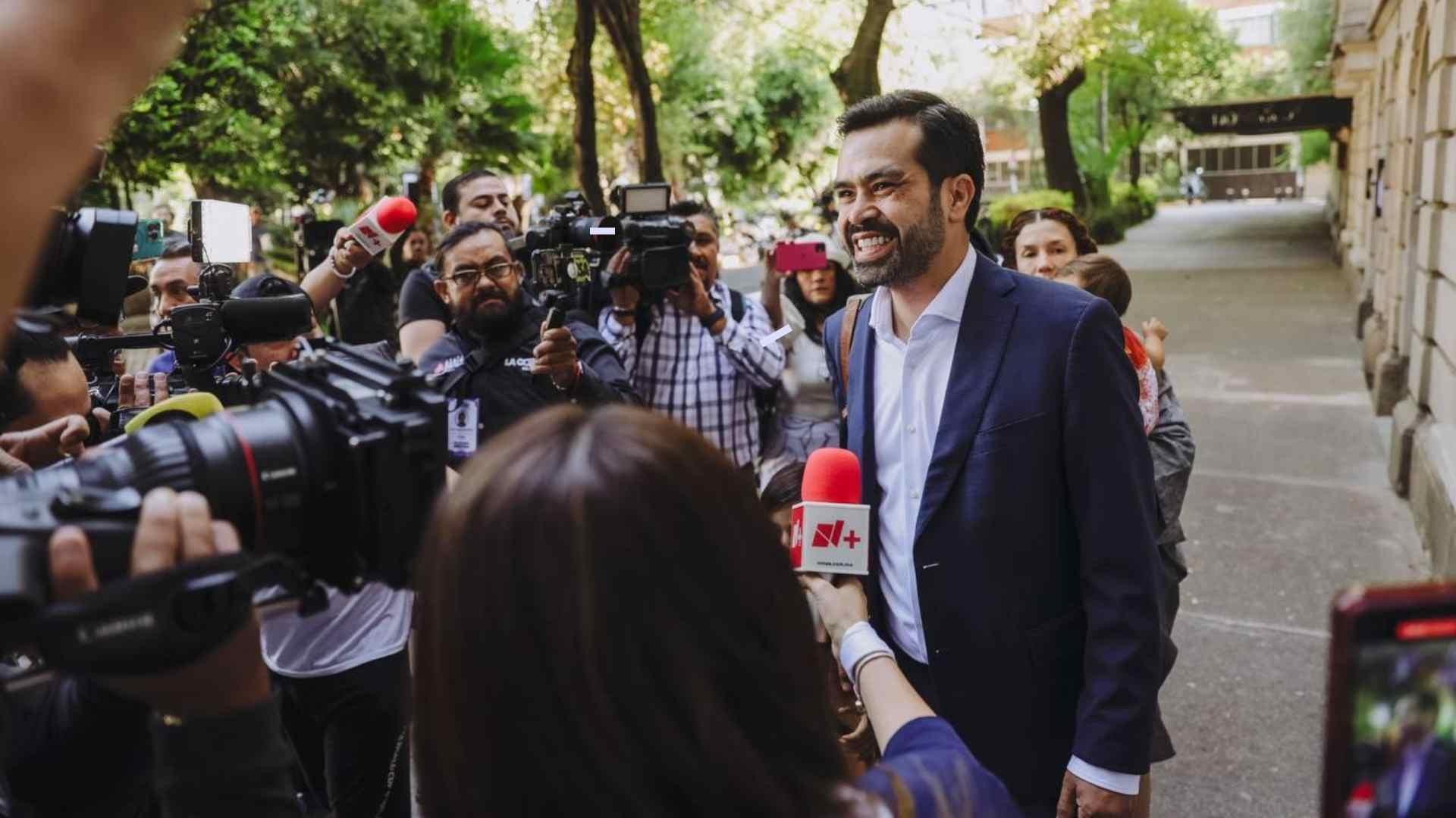 Elecciones Presidenciales 2024: Máynez Votó en Casilla en la Cuauhtémoc, tras Larga Fila