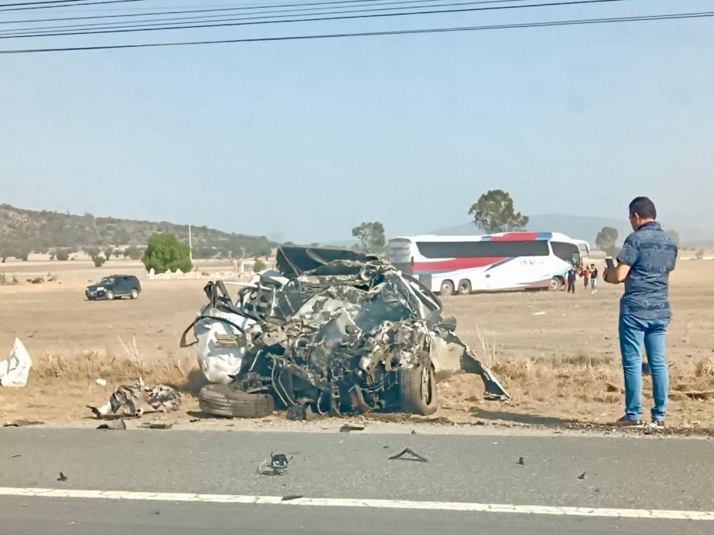 Accidente de Autobús y 2 Autos Deja un Muerto y 5 Heridos en la México-Pachuca