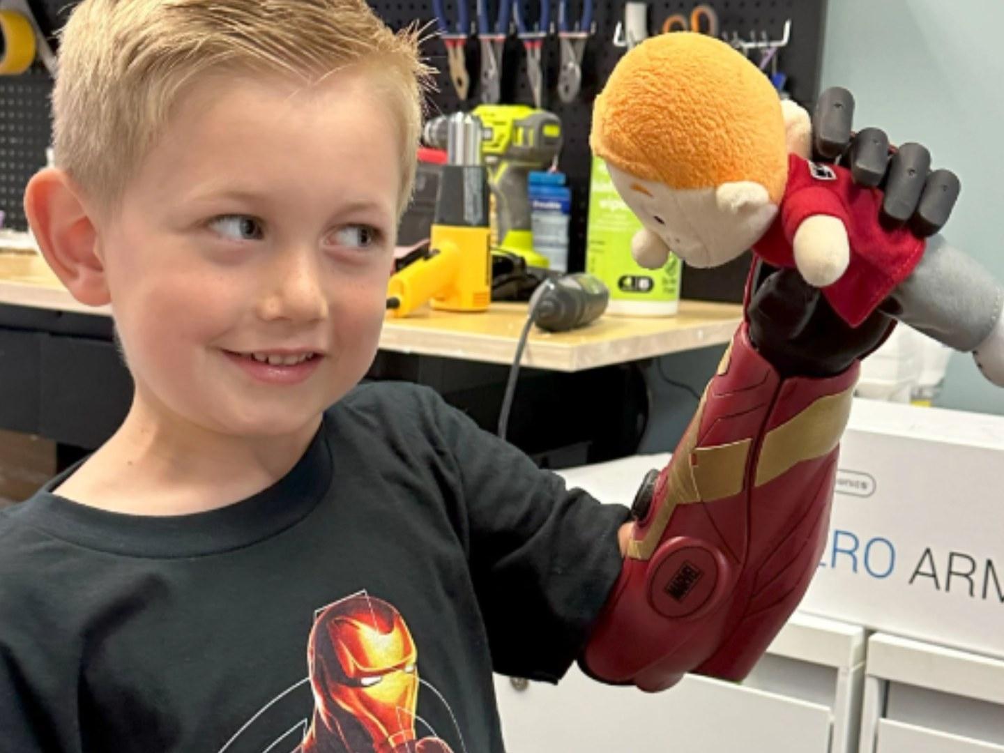 Niño de 5 Años Recibe Poderosa Prótesis de Brazo Biónico de Iron Man