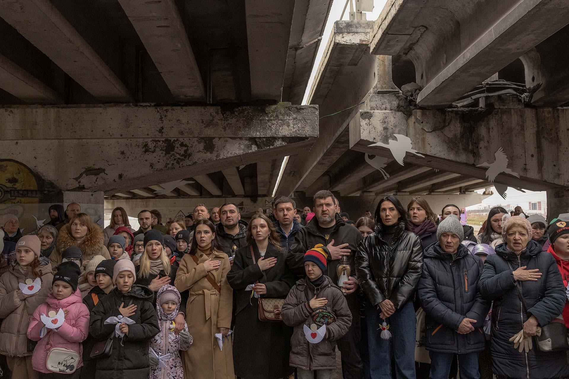 Ciudadanos ucranianos conmemoran en Kiev el segundo aniversario de la invasión rusa de Ucrania