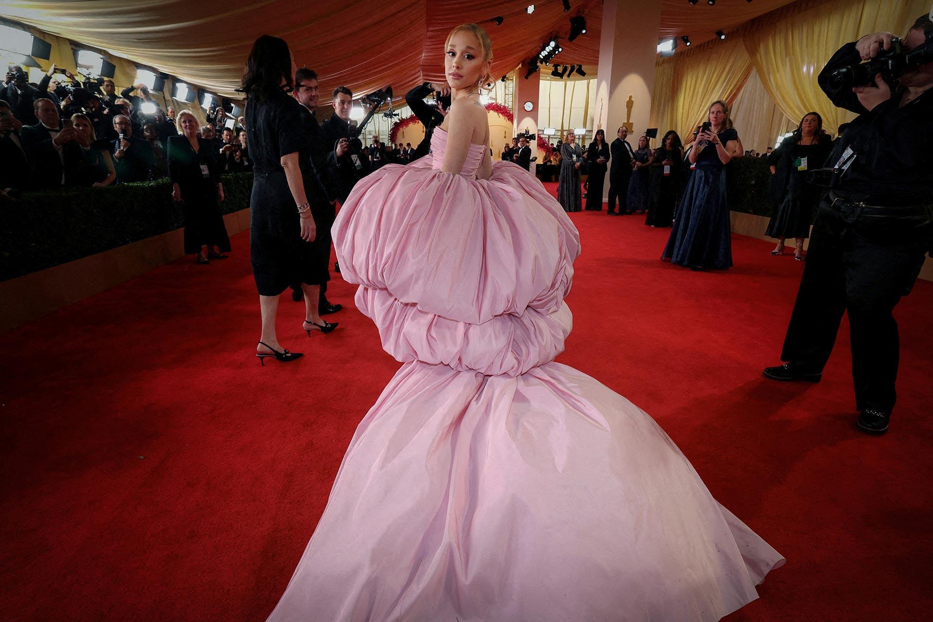 Ariana Grande posa con un vestido en la alfombra roja de Oscars