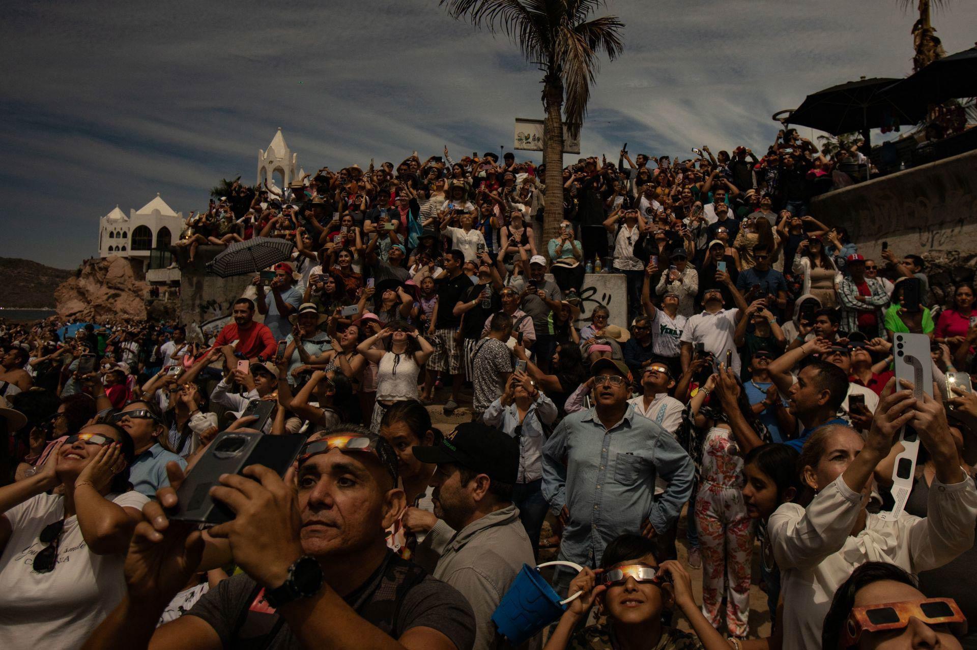 Personas observan el eclipse total del Sol en Mazatlán, Sinaloa