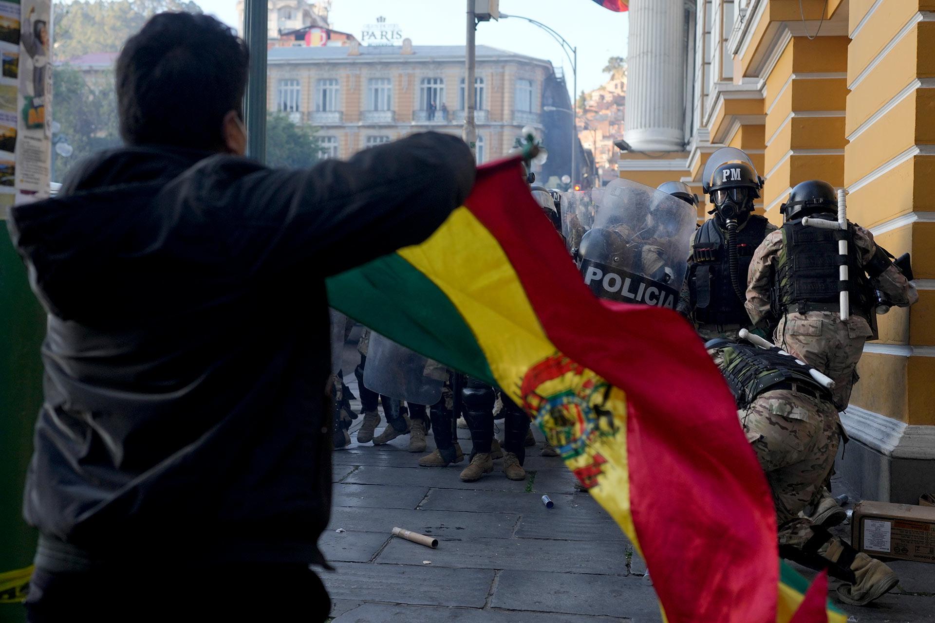 Un partidario del presidente Luis Arce ondea una bandera boliviana en la Plaza Murillo, en La Paz, Bolivia