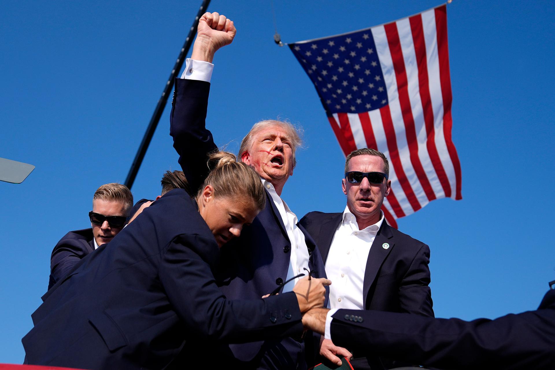 Donald Trump alza el puño rodeado por agentes del Servicio Secreto de Estados Unidos luego de sobrevivir a un atentado en Pensilvania