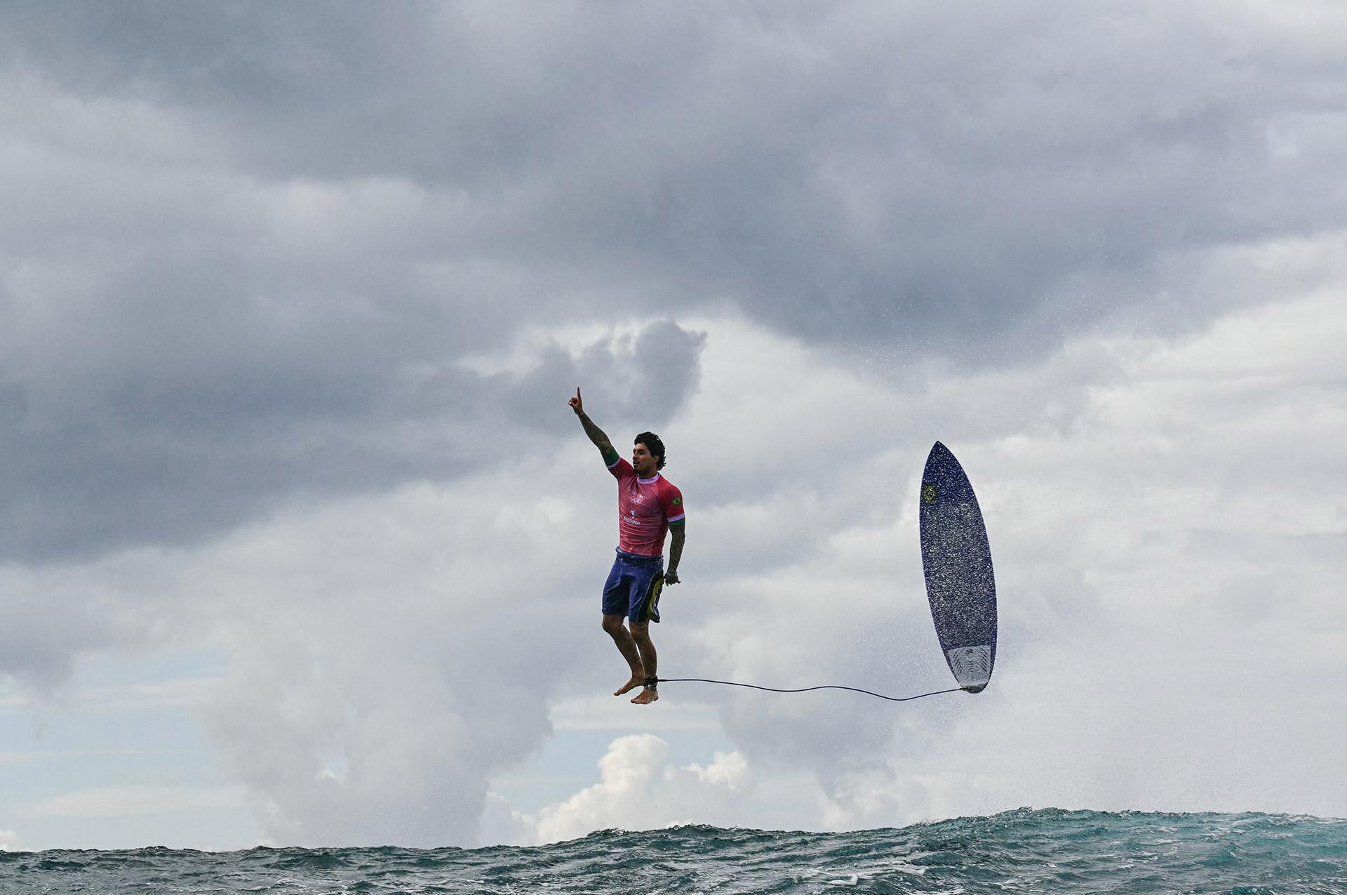 El surfista brasileño Gabriel Medina celebra durante los Juegos Olímpicos de París 2024