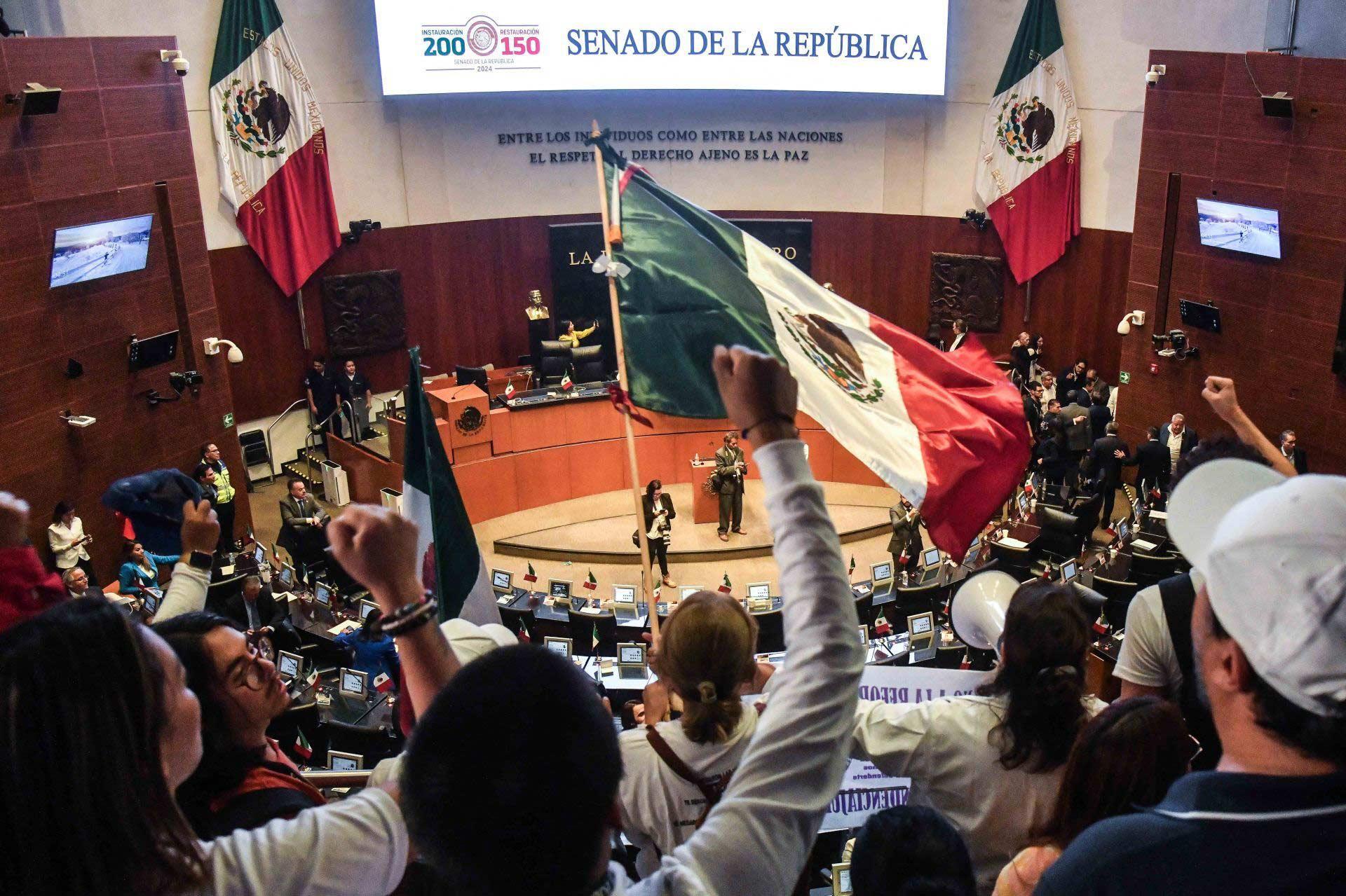 Manifestantes en contra de la reforma judicial irrumpen en el Senado de la República en la Ciudad de México