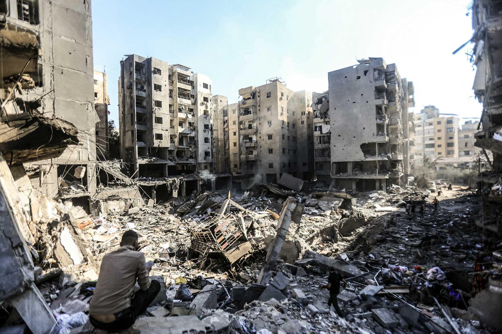 Un hombre revisa los escombros de los edificios destruidos por bombardeos israelíes en Beirut