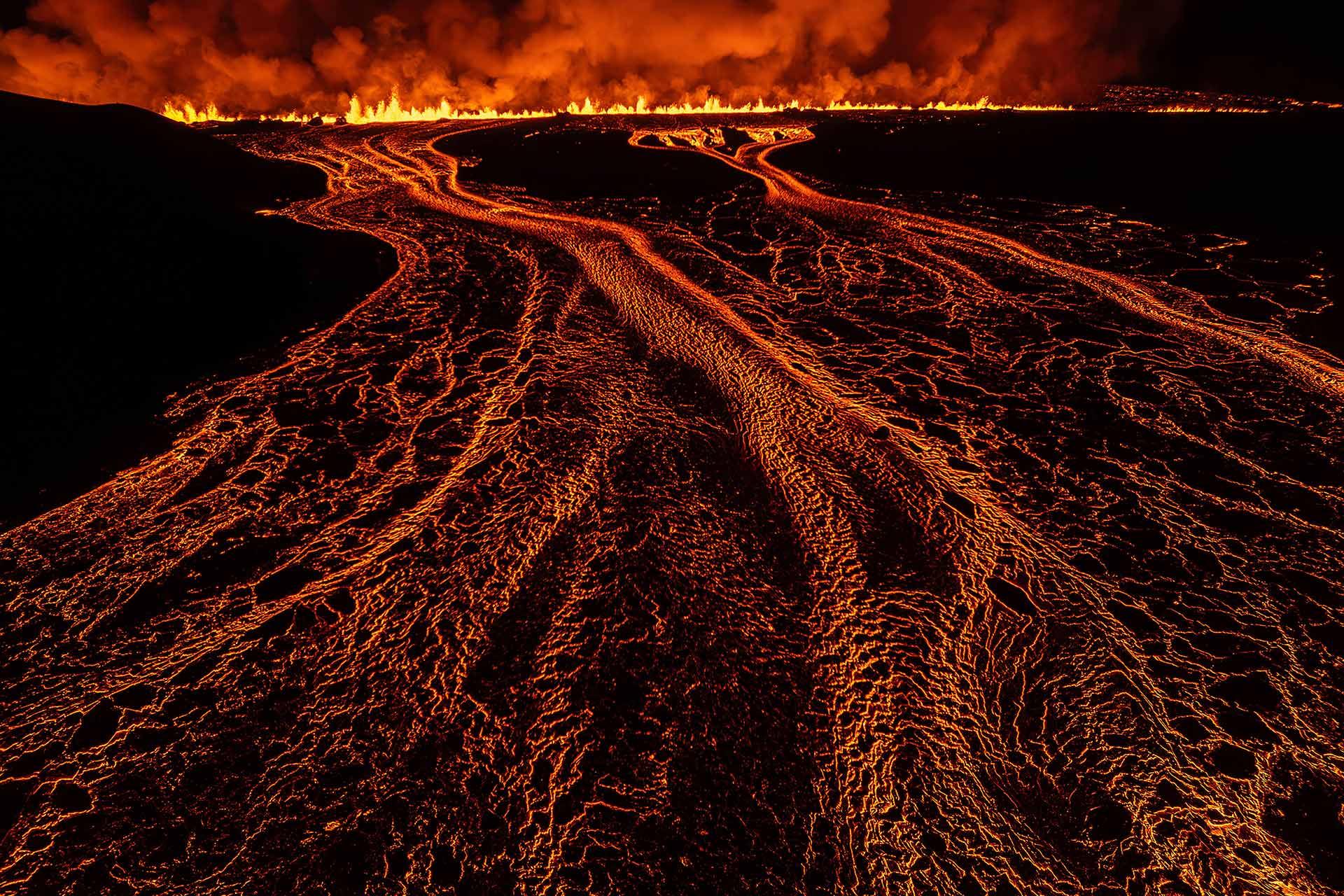 Ríos de lava fluyen durante una erupción volcánica en Reykjanes, Islandia