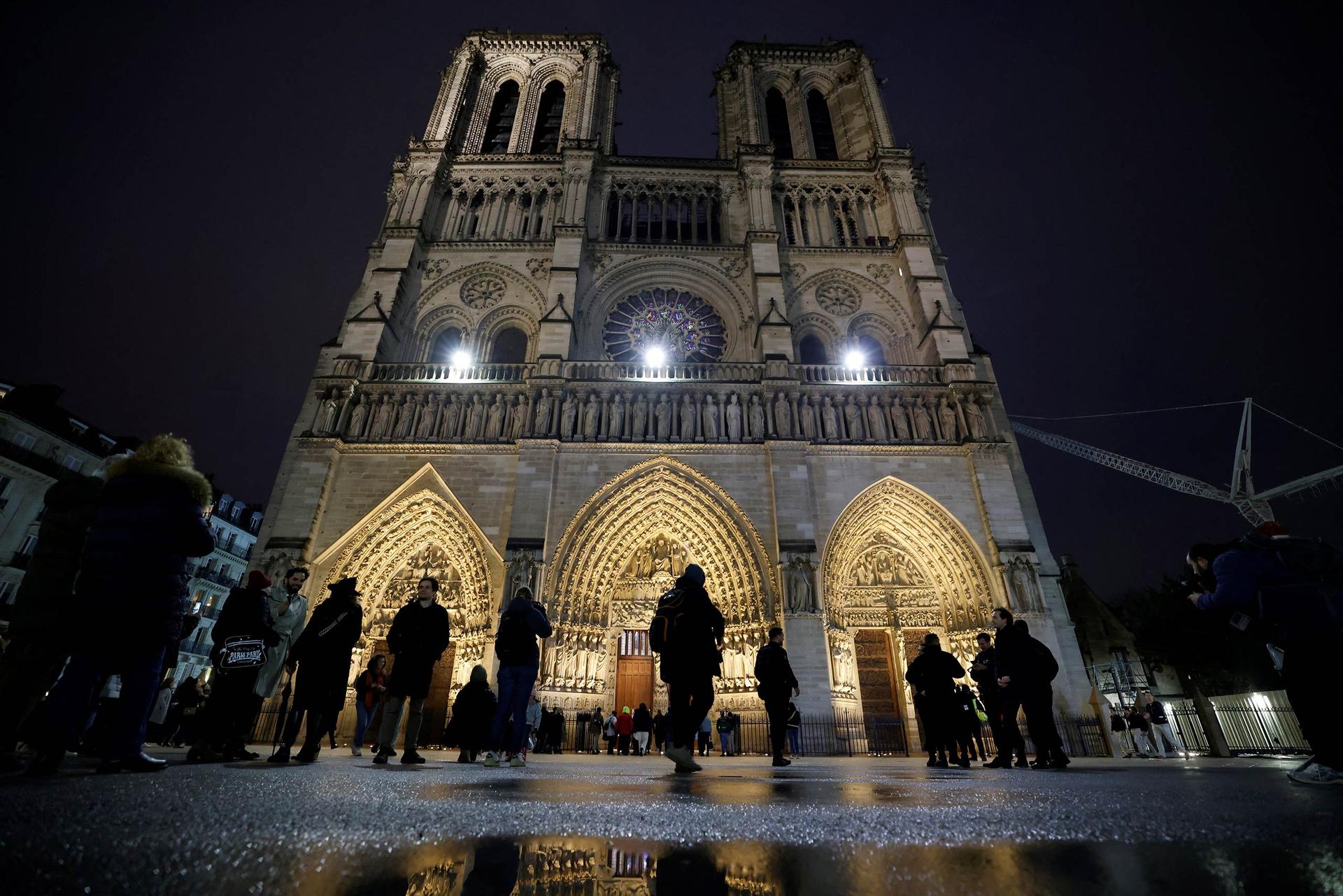 Personas llegan a misa en la restaurada catedral de Notre-Dame el día de su reapertura