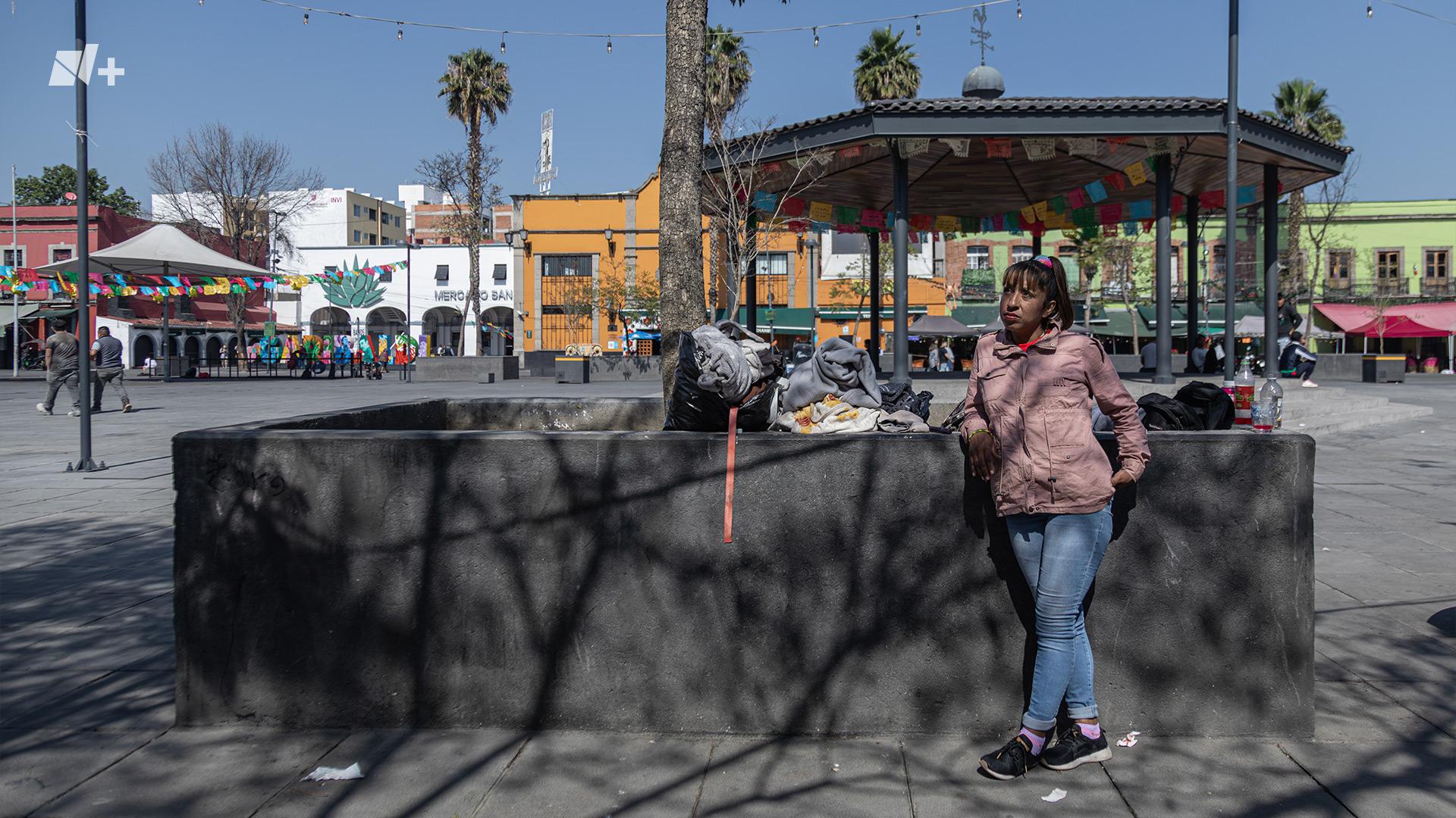 Retrato de una mujer mexicana en situación de calle parada en la Plaza Garibaldi de la Ciudad de México