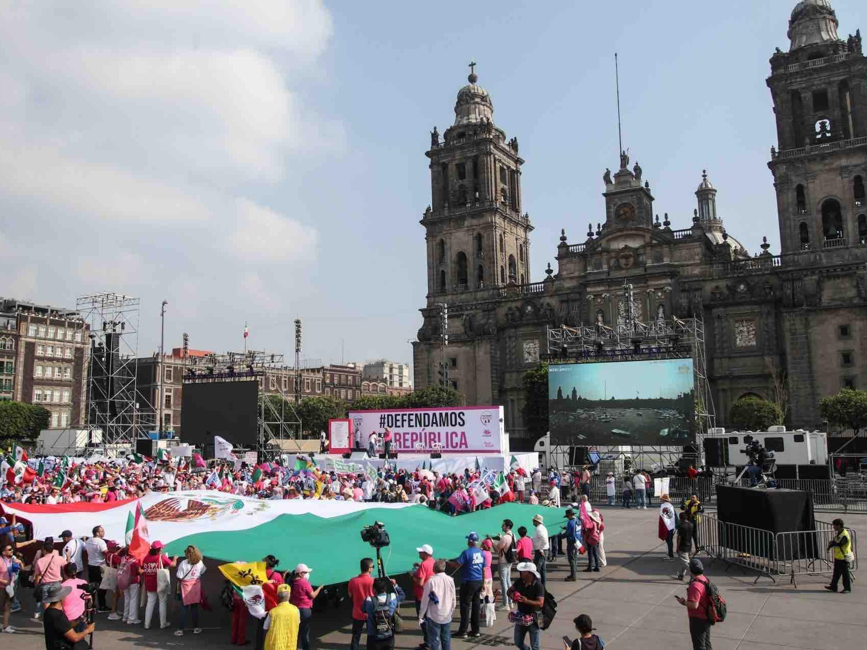 Foto: Capitalinos Comienzan a Llegar al Zócalo para Participar en la Marea Rosa
