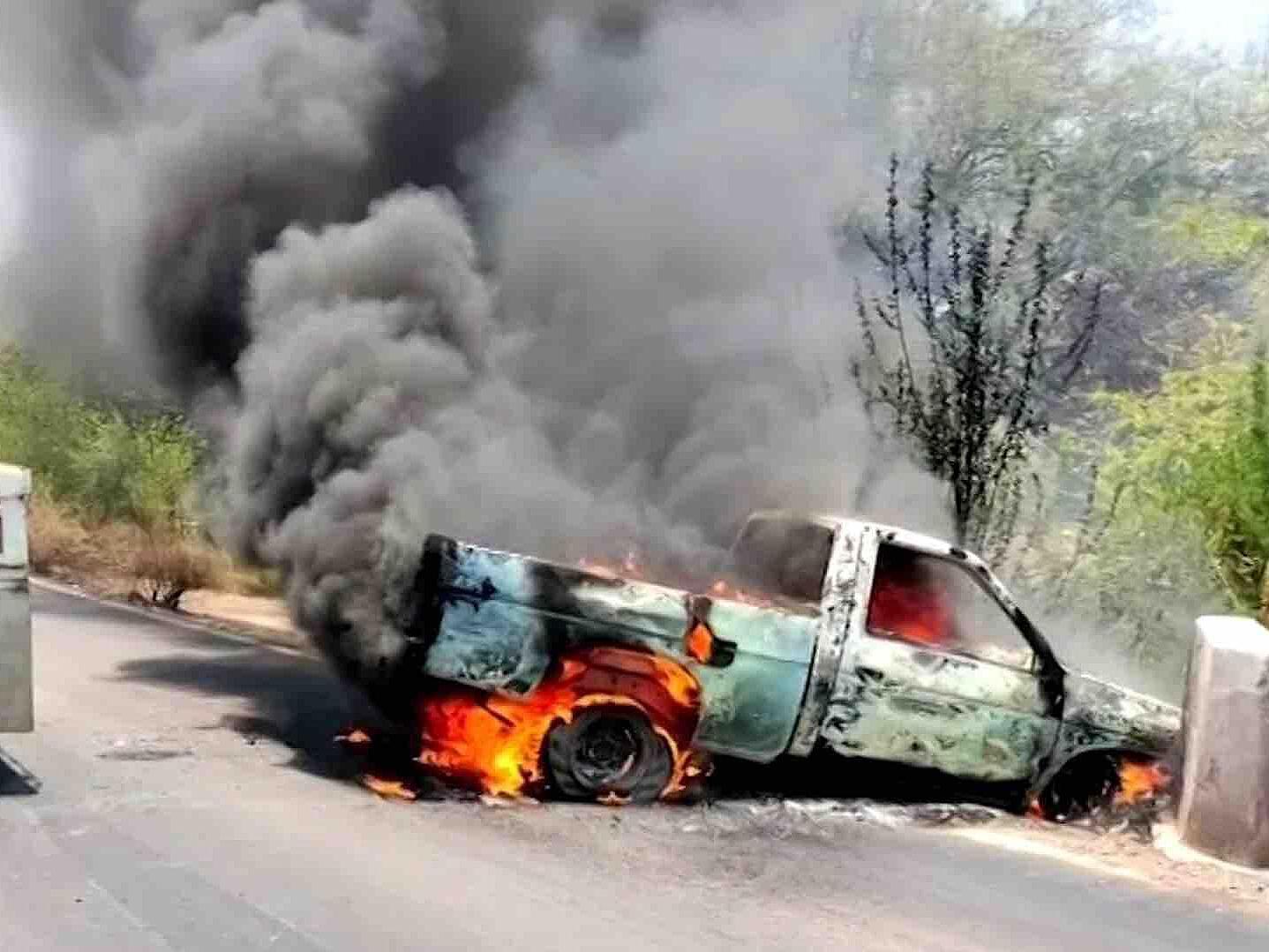 Foto: Bloqueos y Quema de Vehículos en Buenavista, Michoacán tras Captura de Líder Criminal