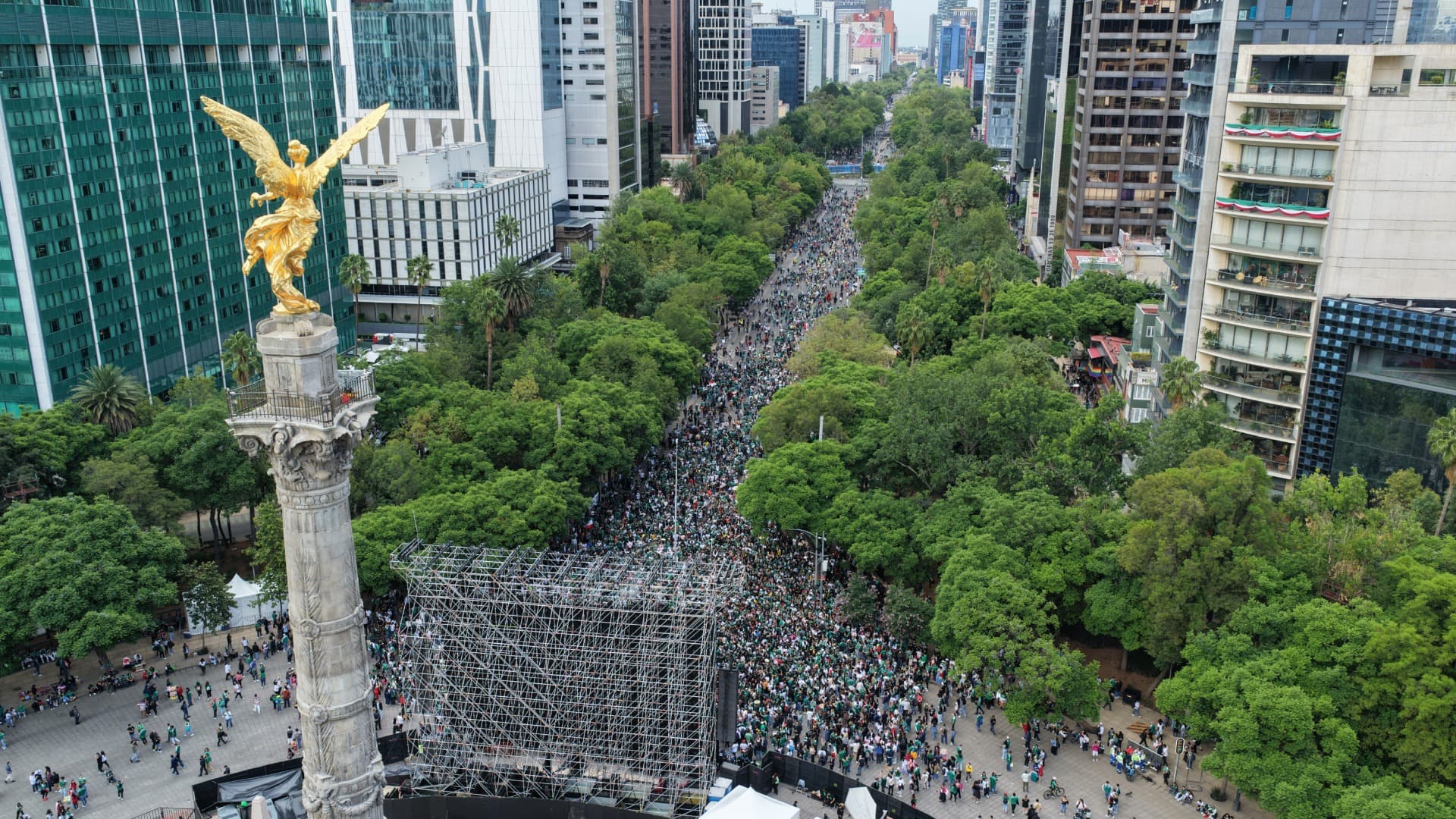 Festejos en el Ángel por triunfo del Tricolor