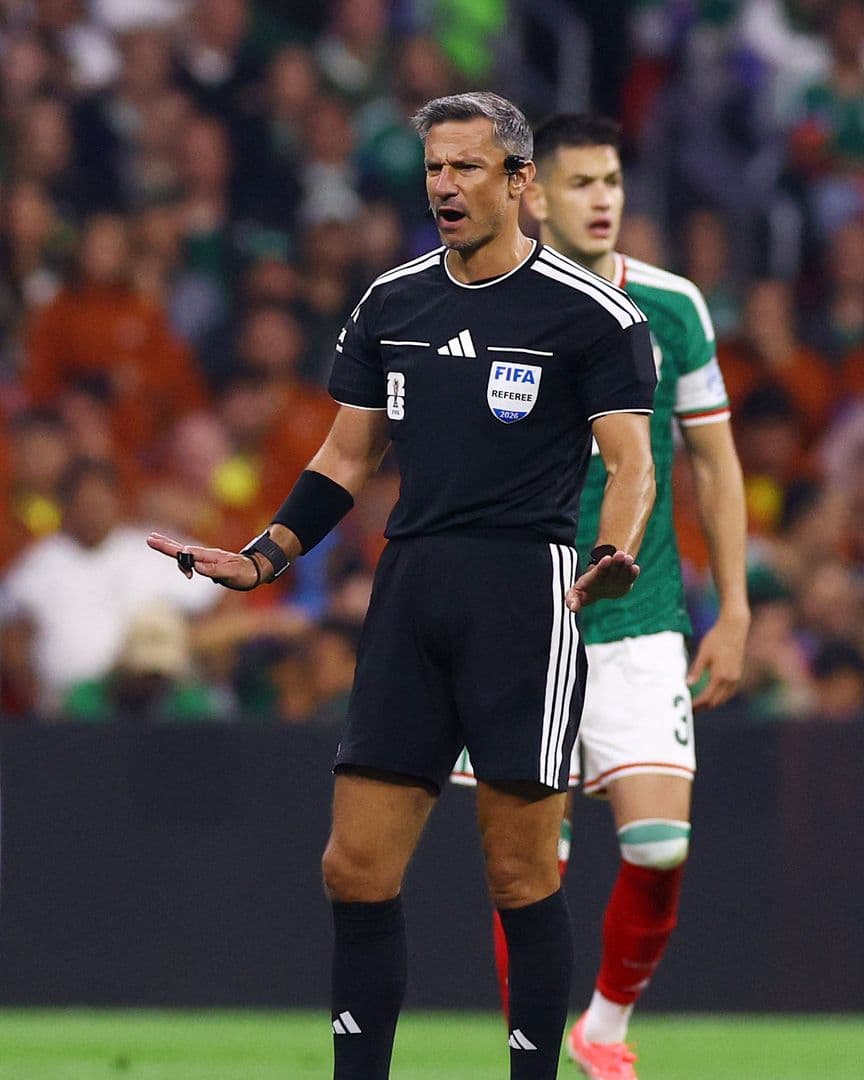 Árbitro Slavko Vincic durante el partido. Foto: Reuters