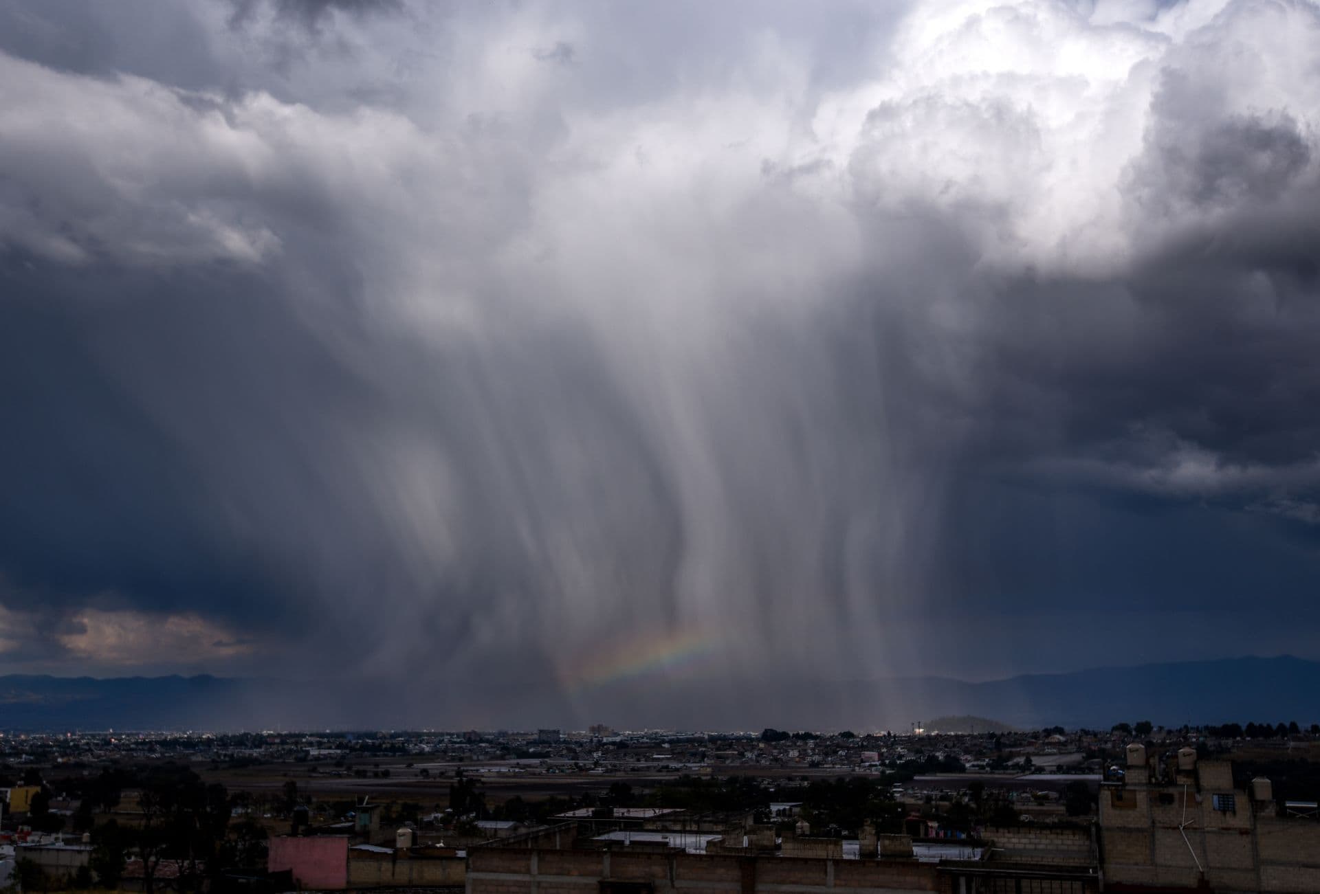 El Valle de México es azotado la tarde de este viernes por una severa tormenta. Foto: Cuartoscuro/ Archivo