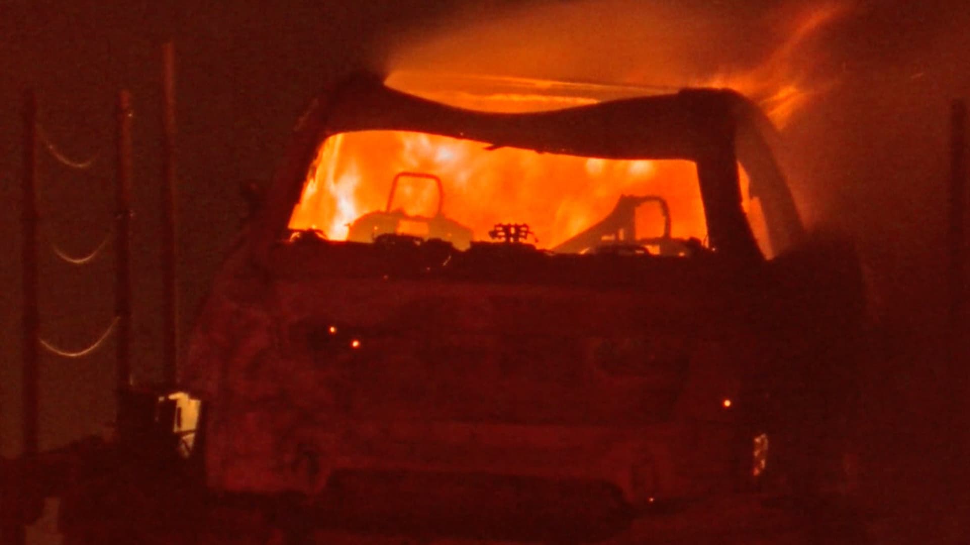 Se Incendia Tráiler Nodriza con Nueve Vehículos en Ciudad Victoria, Tamaulipas