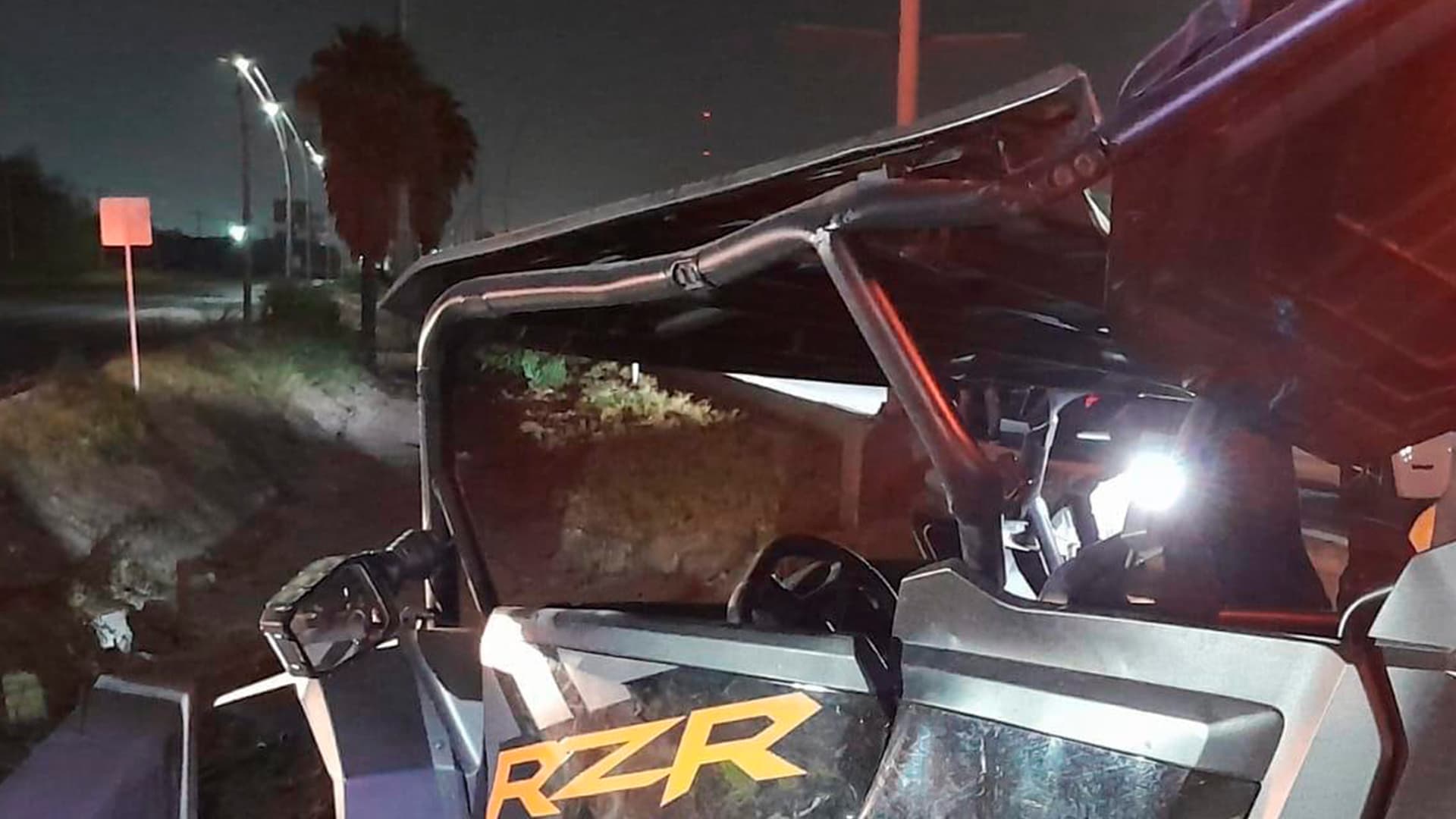 Tres Personas Resultan Lesionadas tras Chocar RZR contra Camioneta y Poste en Reynosa