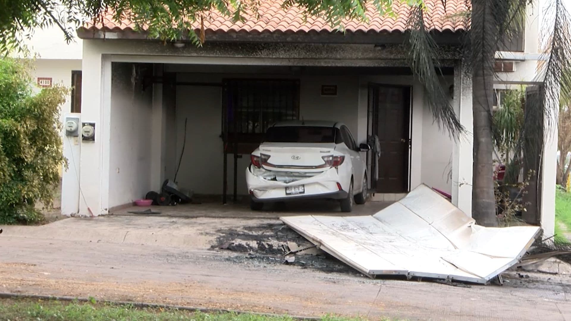 Grupo Armado Roba Auto, lo Estrella Contra Casa y Provocan Incendio en Culiacán
