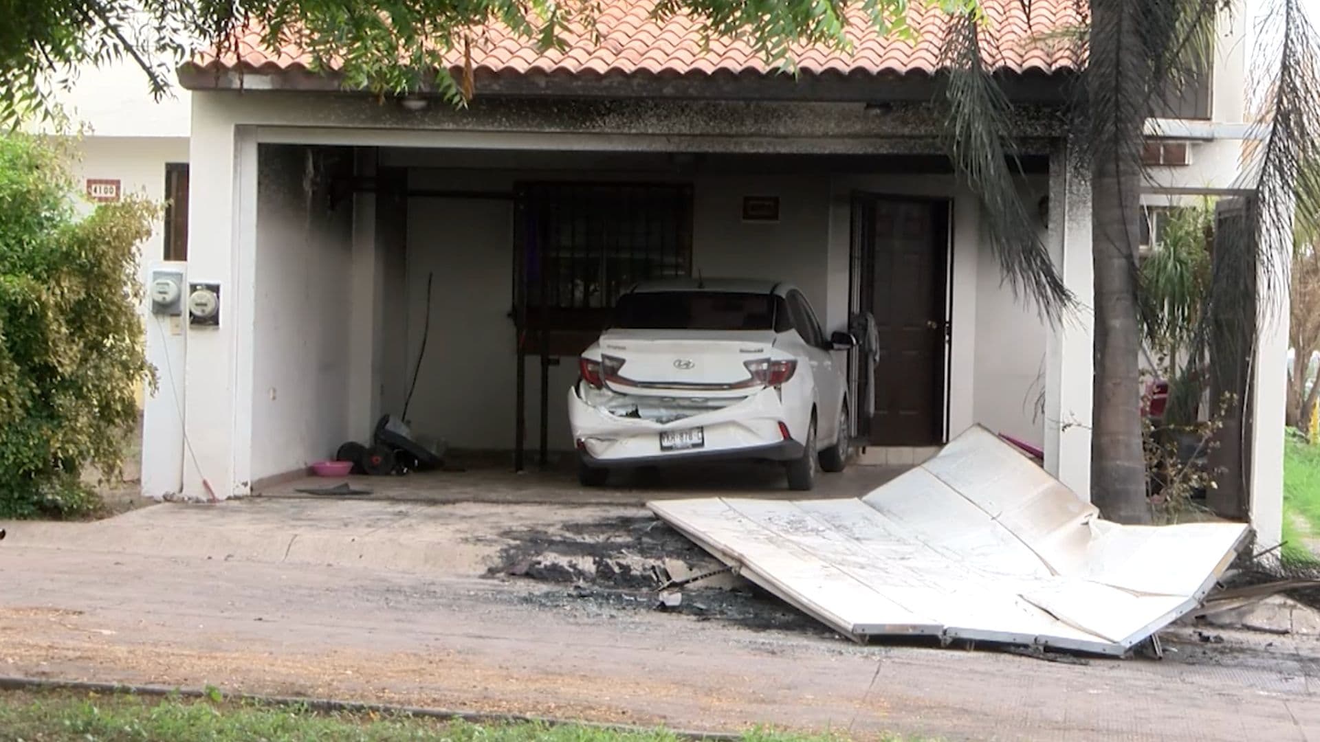 Grupo Armado Roba Auto, lo Estrella Contra Casa y Provocan Incendio en Culiacán