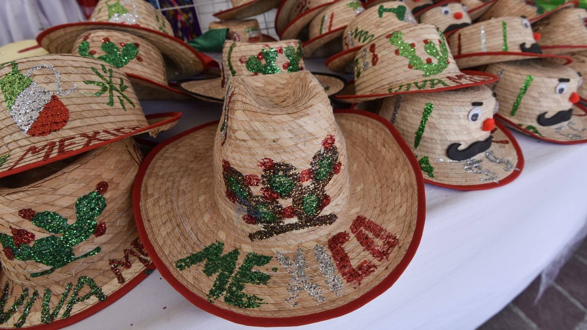 Sombreros de festejos de fiestas patrias. 1 de septiembre 2026 es feriado o se trabaja.