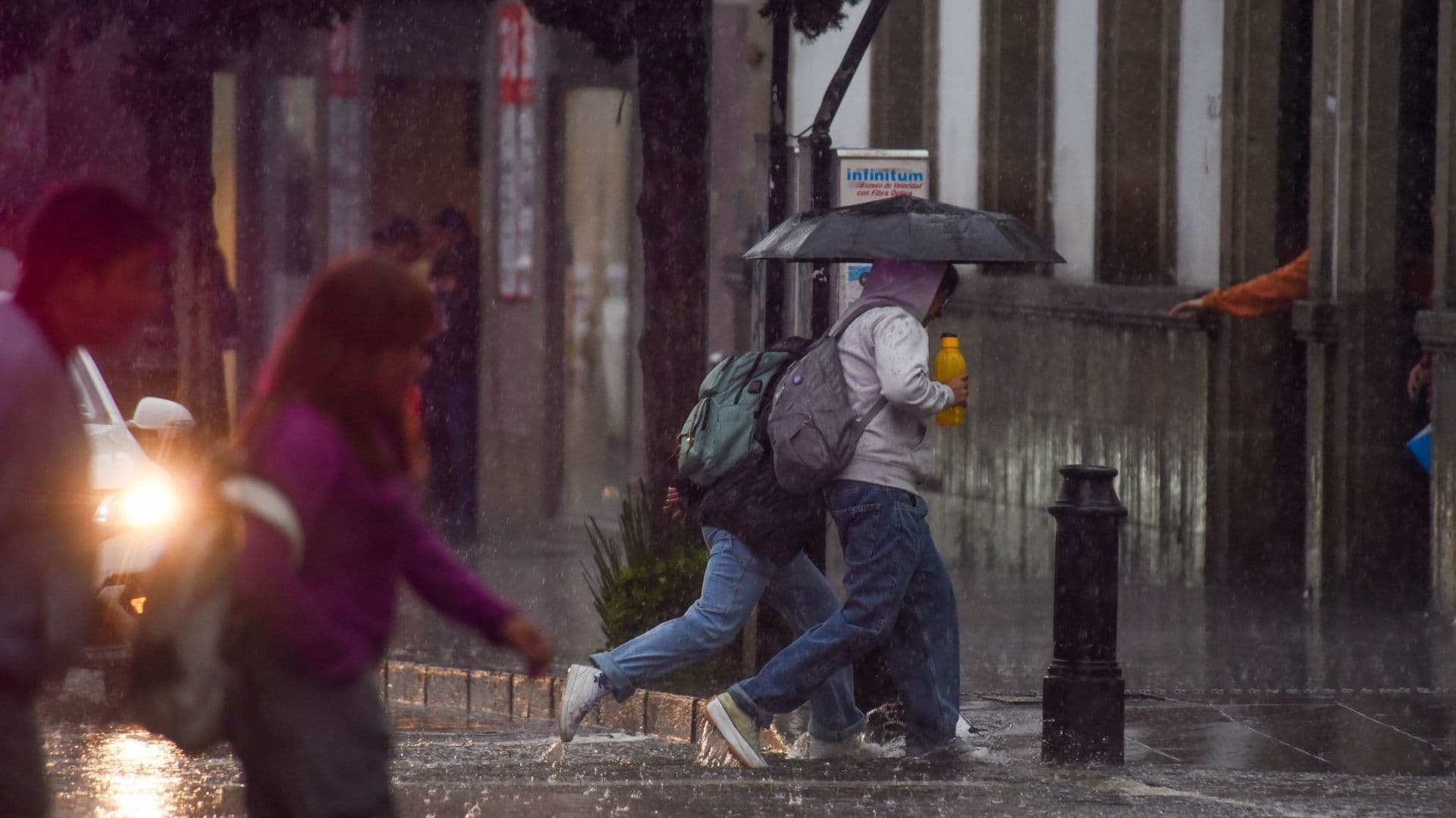 Continúan las fuertes lluvias en la capital. Foto: Cuartoscuro