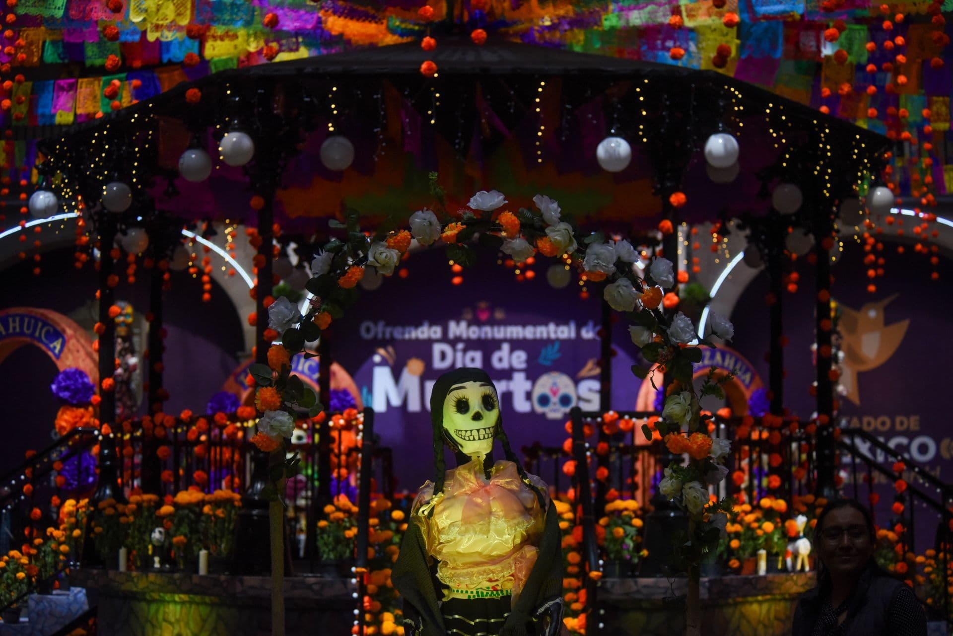 Día de Muertos con ofrenda monumental